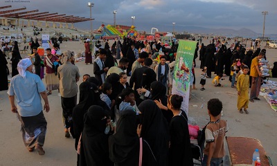 فريق التسويق التابع لمحلات "باطرفي للنقد والتقسيط" في زيارة لمرتادي شارع الستين "المنصة"