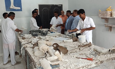 الوكيل باضاوي و الدكتور الجمحي يطلعان على سير الخدمات العلاجية بمركز الأطراف الاصطناعية والعلاج الطبيعي بالمكلا