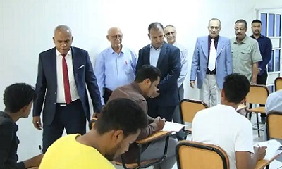 الوكيل العامري يدشن الامتحانات النهائية بكلية المجتمع بسيئون ويبحث معالجة الصعوبات التي تعترض سير العملية التعليمية فيها