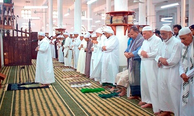 الوكيل العامري يؤدي صلاة عيد الاضحى ويتبادل التهاني مع جموع المصلين بجامع سيئون