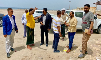 مدير عام المكلا يطلع على تجهيزات ساحل الستين ومنصة العروض لموسم البلدة السياحي 2023