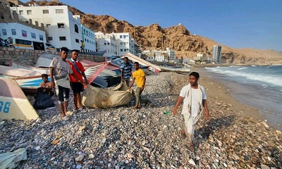 تفاعل شبابي مع حملة نظافة ساحل سيف حميد بمدينة المكلا استعداداً لمهرجان البلدة السياحي 2023