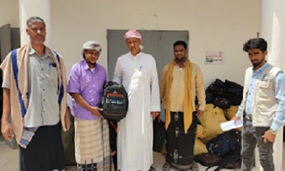 مدير عام مديرية السوم ومدير إدارة التربية يدشنان تسليم حقائب مدرسية وملحقاتها لإدارات أربع مدارس