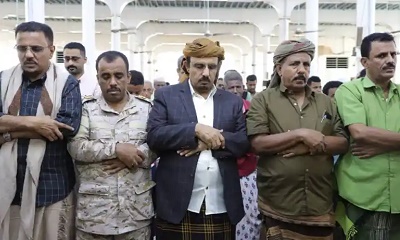 محافظ حضرموت يتقدّم مشيّعي جنازة شهيد الواجب الجندي بقوات خفر السواحل الشاب أحمد خالد بانافع