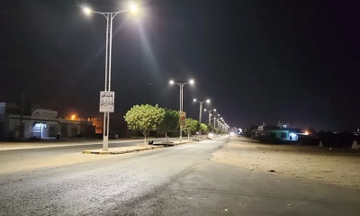استمرار أعمال صيانة واستبدال إنارة الشوارع الرئيسة الى اضاءة LED بمدينة الشحر
