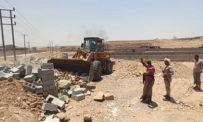 رئيس قسم الرقابة والتفتيش على البناء بمدينة المكلا يهدم سور مبني على مثلث التشجير
