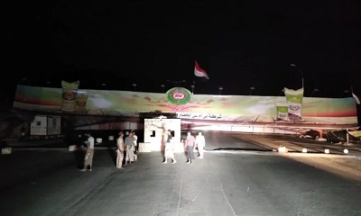 الرياح العاتية تسقط مظلة تابعة لنقطة بور بسيئون