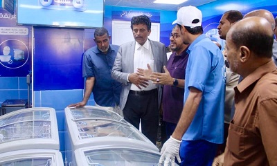 المدير العام للمكلا يفتتح مركز شركة بروم للأسماك بالمدينة 