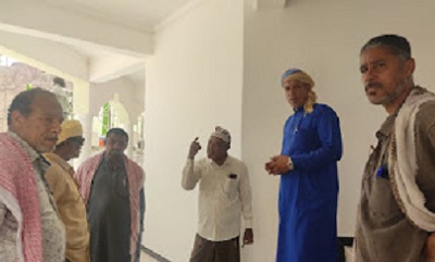 مدير عام مديرية السوم ومدير إدارة التربية والتعليم يتفقدان سير العمل في مشروع بناء روضة الاحقاف