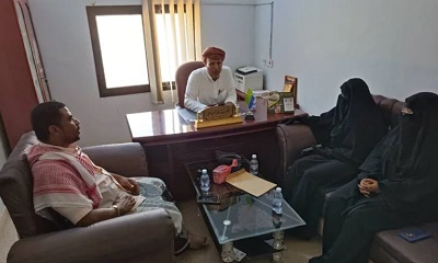 مدير عام مديرية السوم يلتقي مندوبة النازحين بالمديرية