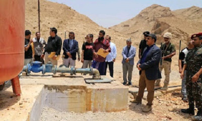محافظ حضرموت يدشن العمل بخط الكهرباء الساخن لحقل مياه وادي "زمن" بالمكلا ويتفقد الخط الجديد الناقل للمياه الى غرب المكلا