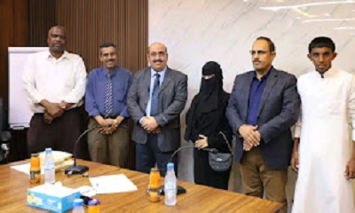 محافظ حضرموت يحرص على زيارة مكتب التربية لتهنئة اوائل الشهادة الثانوية ويوجه بحفل تكريمي لأوائل الجمهورية بالمكلا