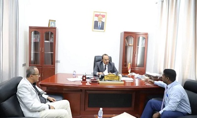 محافظ حضرموت يوجه بمشروعي تعميق مدخل وحوض ميناء الشحر وتطوير هيئة ابن سيناء بالمكلا