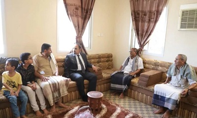 محافظ حضرموت يقدّم التعازي في وفاة الشاب ابراهيم ضيف باقطيان