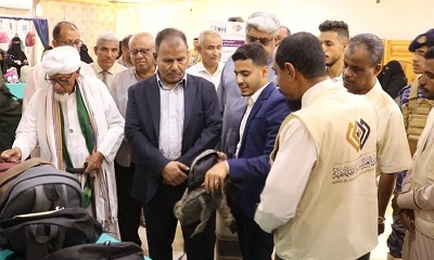 الوكيل العامري يفتتح بازار الحقيبة والأدوات المدرسية المدعومة بسيئون