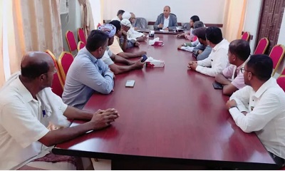 مدير عام سيئون يناقش مع المقاولين والمهندسين المشرفين سير تنفيذ المشاريع للبرنامج الإستثماري لعام 2023م