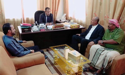 الوكيل العامري يلتقي مدير عام مديرية سيئون ويطلع على سير معاملات المواطنين في عدد من الإدارات بمبنى الإدارة المحلية بالمديرية