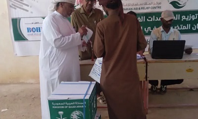 مدير عام مديرية رماه يطلع على الية توزيع الاغاثة المقدمة من مركز الملك سلمان.