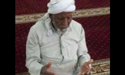 محافظ حضرموت يعزي مدير عام مديرية تريم في وفاة والده