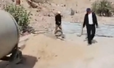 مدير عام مديرية سيئون يتفقد سير الأعمال الجارية في تنفيذ مشروع رصف مجاري السيول بحي الوحدة