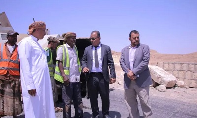 أعلن افتتاحها لمرور المركبات وسيارات النقل غداًالوكيل العامري يتفقد الأعمال النهائية في سفلتة وإعادة تأهيل عقبة عشعش بمديرية السوم