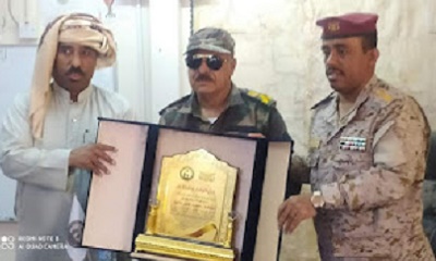 قائد قوة حماية الشركات المعاري يكرم الأركان السلف للقوة بامهير بدرع الوفاء والاخلاص