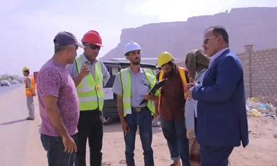 الوكيل العامري يتفقد أعمال إعادة التأهيل في شارع الجزائر وبالمداخل الرئيسية لمدينة سيئون
