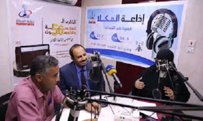 محافظ حضرموت يشارك إذاعتي المكلا وسيئون احتفالات التأسيس