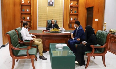 محافظ حضرموت يطلع على تقرير حول نتائج برنامج شراكات لتأهيل الكادر الشبابي بالمكاتب الحكومية