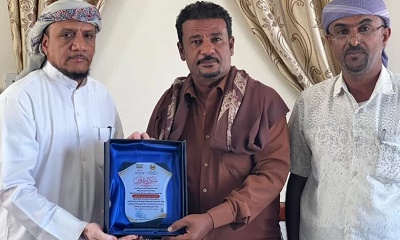 الشيخ أحمد مرعي يدعم صندوق التعليم بمديرية شبام بمليون ريال وإدارة مكتب التربية تكرمه بدرع وفاء لما يقدمه في خدمة التعليم بالمديرية