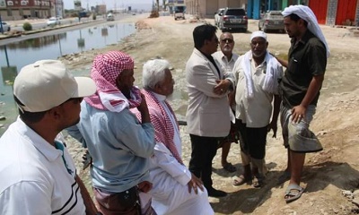 مدير عام مديرية المكلا يطلع على إشكال الصرف الصحي بحي الشافعي بفوة