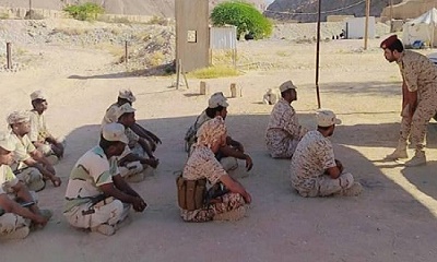 محاضر عن الإسعافات الأولية لمنتسبي نقطة سناء بمعسكر القيعان في حضرموت