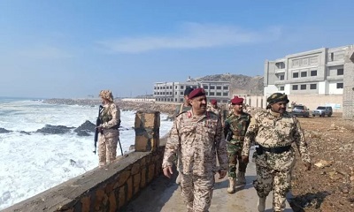 قائد المنطقة العسكرية الثانية يتفقد مبنى استراحة الجندي ويقف على أبرز أضرار إعصار”تيج”