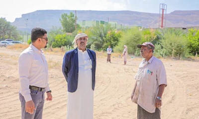 مدير عام مديرية تريم يتفقد الأعمال بفتح وتصفية مجاري السيول بمديرية تريم