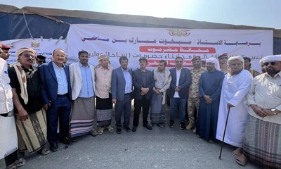محافظ حضرموت يشهد بمدينة “حصوين” وصول قافلة الإغاثة بحضور قيادة السلطة المحلية بالمهرة