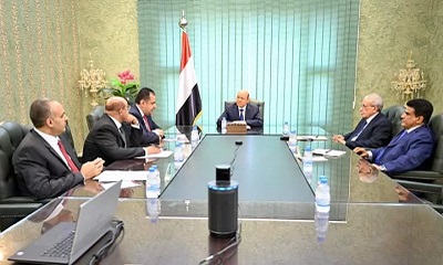 رئيس مجلس القيادة الرئاسي يعقد اجتماعا برئيس الوزراء والمسؤولين المعنيين بالشأن الاقتصادي