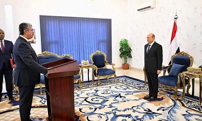 سفير اليمن لدى جمهورية مصر العربية يؤدي اليمين الدستورية امام رئيس مجلس القيادة الرئاسي