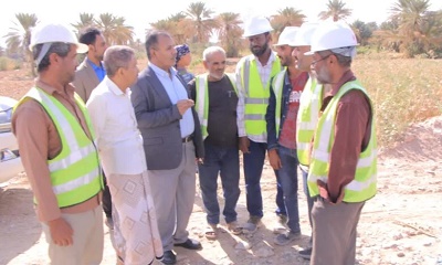 وكيل المحافظة يتفقد أعمال السفلتة وإعادة التأهيل بشارع المطار بمدينة سيئون