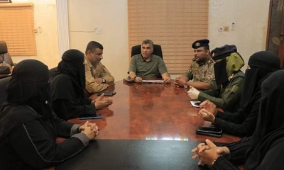 العميد المنهالي يناقش إمكانية تدريب الكوادر النسائية العاملة بأمن ساحل حضرموت