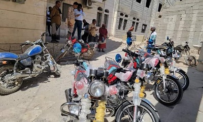 بتمويل من السلطة المحلية بالمحافظة.. توزيع دراجات نارية لبعض المكاتب التنفيذية بالمكلا