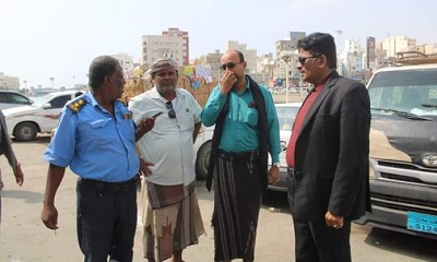 مدير عام مديرية المكلا يشرف على حملة نقل سيارات الأجرة للمناطق الشرقية من جوار الخور إلى مجمع الفرزات بالديس