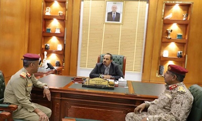 محافظ حضرموت يبحث مع قائد المنطقة العسكرية الثانية خطة تعزيز الأمن ورفع الجاهزية