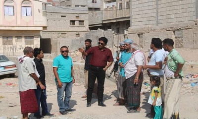 مدير عام مديرية المكلا يطلع على العراقيل التي تقف أمام تنفيذ بناء موقع لمحول كهرباء بشعب البادية