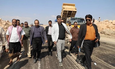 محافظ حضرموت يتفقد العمل بمسارات طرق جديدة وإعادة تأهيل الشوارع الرئيسة بالمكلا