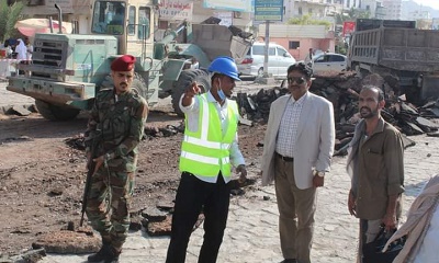 مدير عام مديرية المكلا يتفقد سير العمل بالشارع المؤدي إلى جسر مرور السيارات إلى الشرج