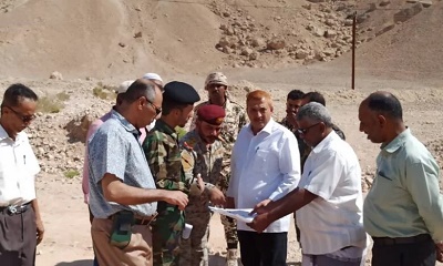 مدير عام المؤسسة المحلية للمياه وقائد اللواء 101شرطة جوية يتفقدون موقع مشروع الطاقة الشمسية بحقل جثمة بمدينة سيئون