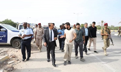 محافظ حضرموت يوجه بفتح الإتجاه الثاني للطريق العام الدولي لمطار الريان