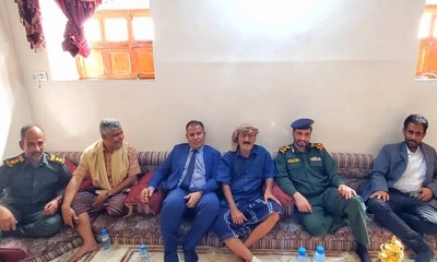 الوكيل العامري والعميد بن حبيش يزوران مستشار مدير عام الأمن العقيد كرامة مبخوت العامري للأطمنان على صحته