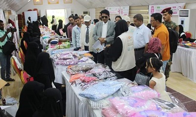 مدير عام مديرية المكلا يدشن البازار التسويقي لعرض منتجات المستفيدات من الدورات المهنية