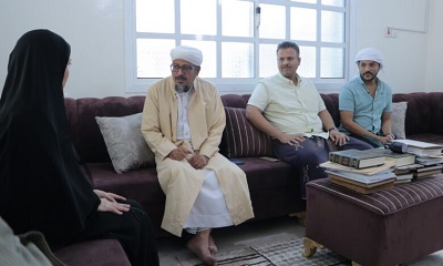 سيدة أعمال صينية تعمل بمدينة الشحر تعتنق دين الإسلام وتنطق بالشهادتين امام فضيلة الشيخ ياسر بن محمد باعباد